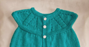 В’язана безрукавка для немовляти