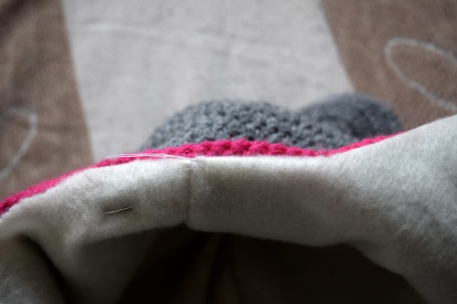 Як викроїти і вшити підкладк/yak-vikroiti-i-vshiti-pidkladku-iz-flisu-u-vyazanu-shapochku-z-vushkami/ із флісу у в’язану шапочку з вушками - 27