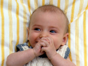 Жилетка (безрукавка) для немовляти до 6 місяців спицями