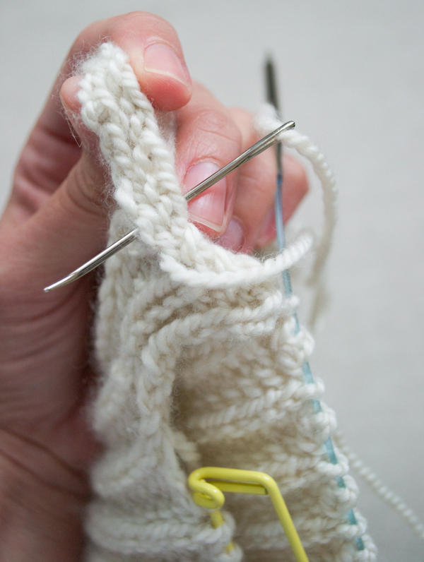 Тепла жилетка (безрукавка) спицями - 11