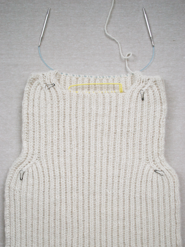 Тепла жилетка (безрукавка) спицями - 12