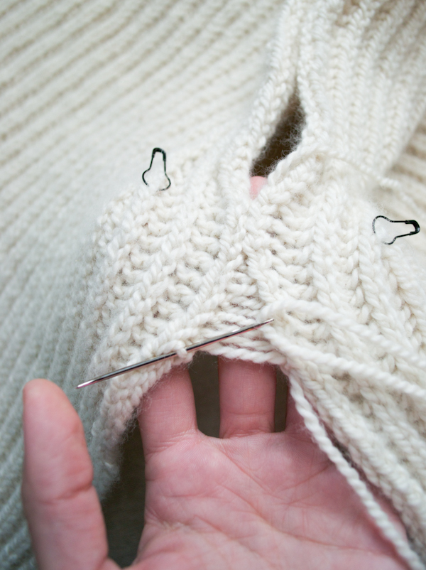 Тепла жилетка (безрукавка) спицями - 13