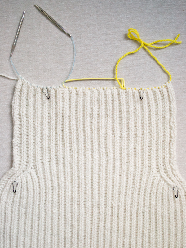 Тепла жилетка (безрукавка) спицями - 7