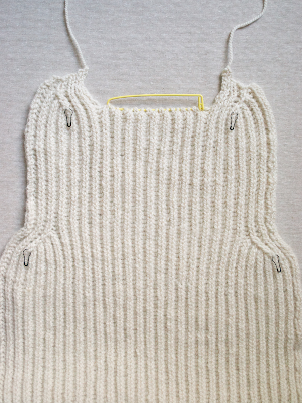 Тепла жилетка (безрукавка) спицями - 9