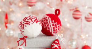 В’язані ялинкові прикраси спицями В'язана ялинкова прикраса