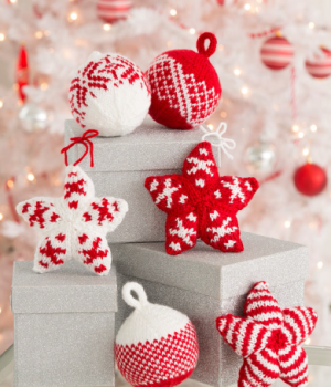 В'язана ял/vyazani-yalinkovi-prikrasi-spicyami/нкова прикраса