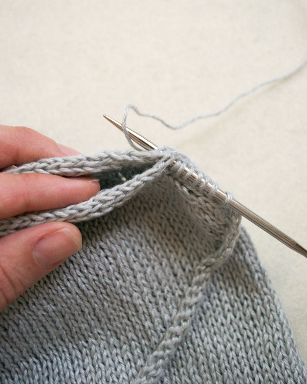 В'язана асиметрична безрукавка спицями - 12