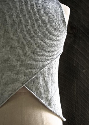 В'язана асиметрична безрукавка спицями - 1