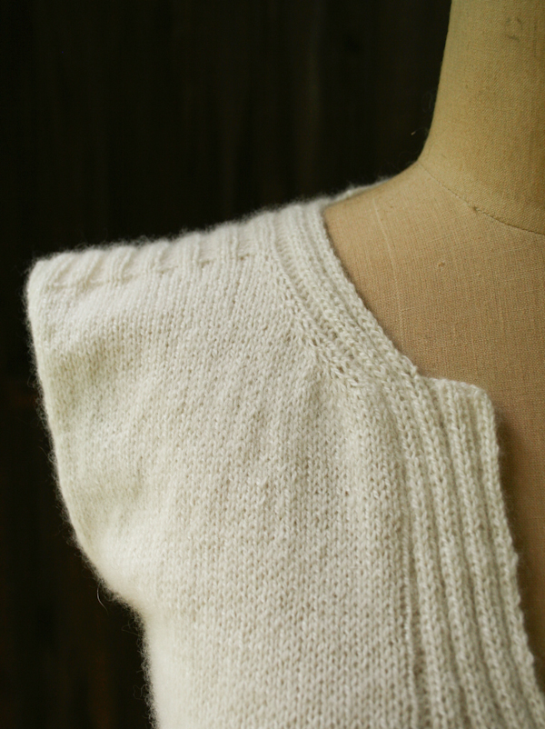 В'язана безрукавка з косою спицями - 6