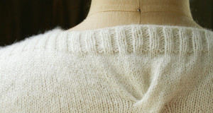 В’язана безрукавка з косою спицями В'язана безрукавка з косою спицями