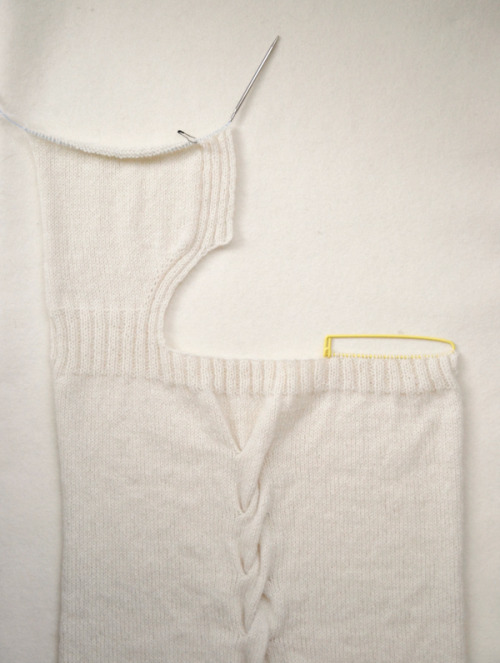 В'язана безрукавка з косою спицями - 2