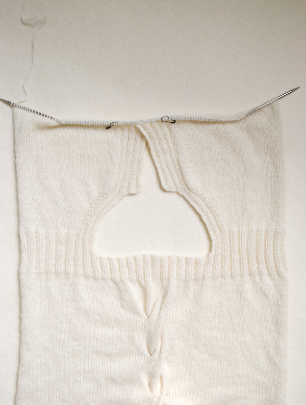 В'язана безрукавка з косою спицями - 4