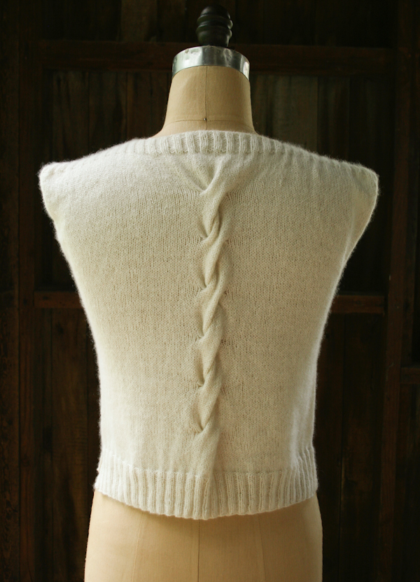 В'язана безрукавка з косою спицями - 7