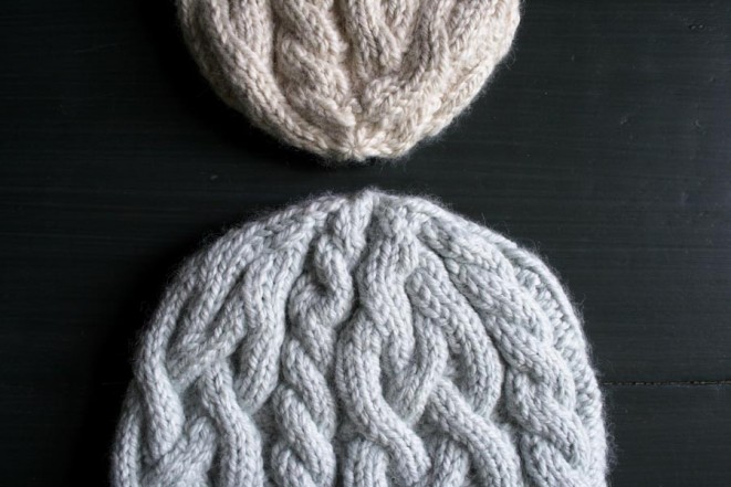 В'язана шапочка з косами спицями - 6
