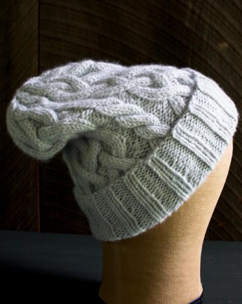В'язана шапочка з косами спицями - 8