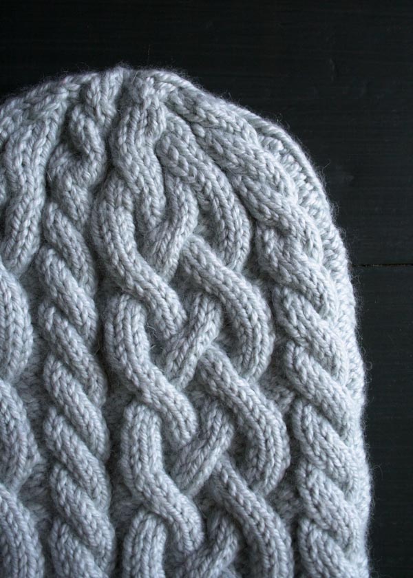 В'язана шапочка з косами спицями - 2