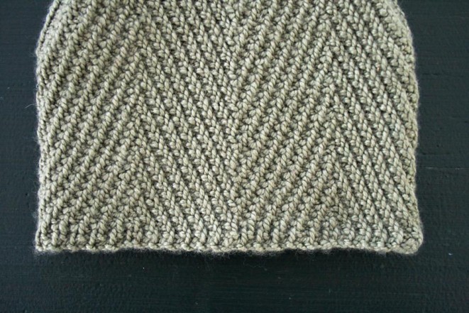 В'язана шапочка із зігзагами спицями - 10