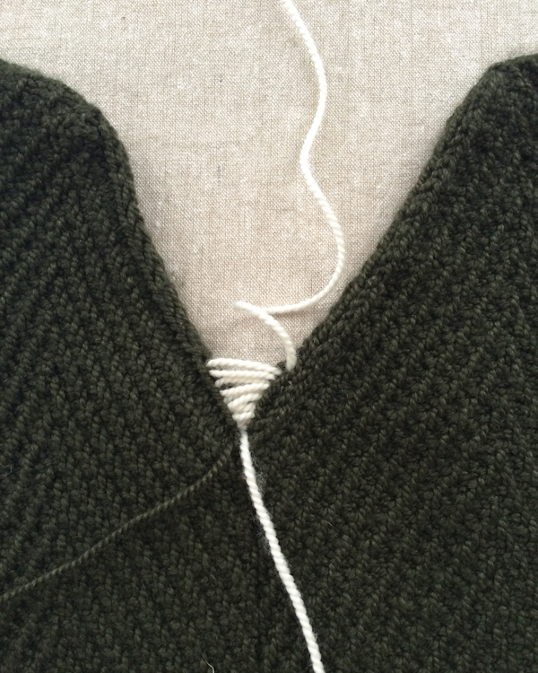 В'язана шапочка із зігзагами спицями - 6