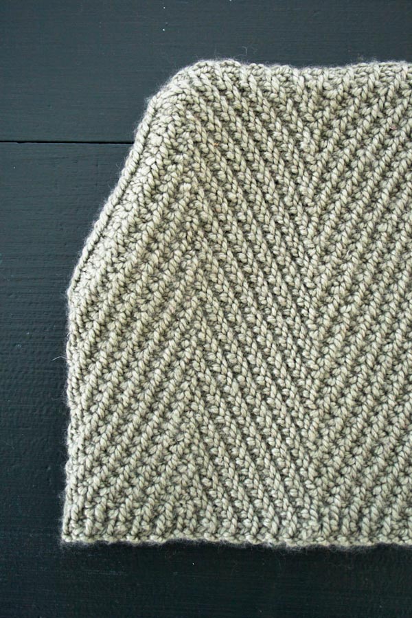 В'язана шапочка із зігзагами спицями - 9