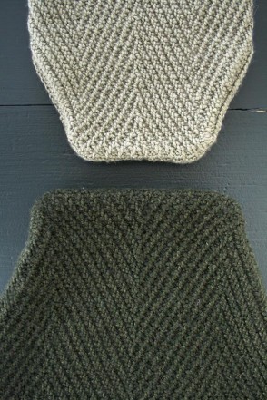 В'язана шапочка із зігзагами спицями - 8