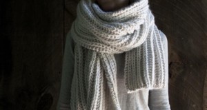 В'язаний об'ємний шарф спицями
