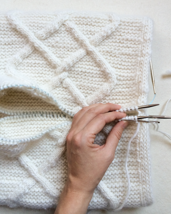 В'язаний подвійний снуд з косами спицями - 7