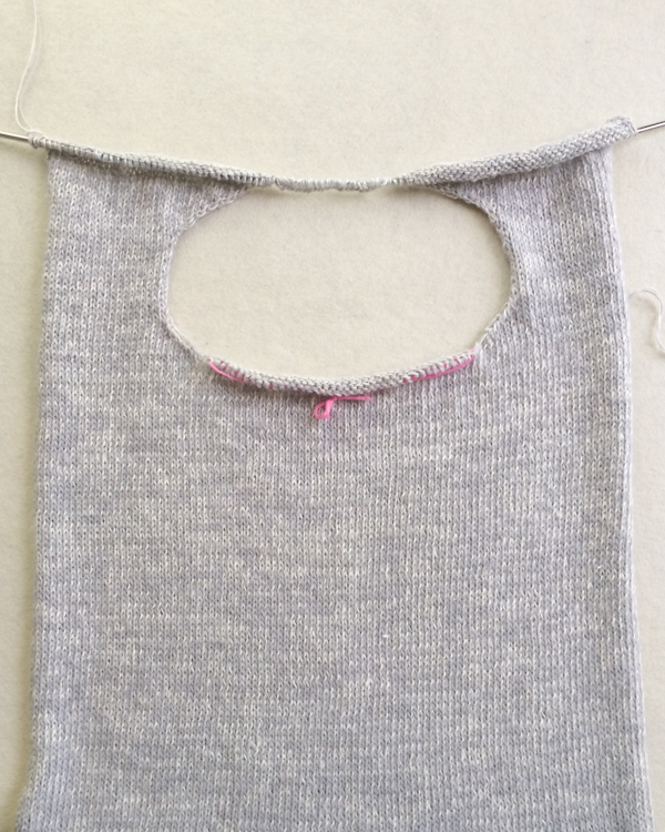 В'язана проста безрукавка - 4