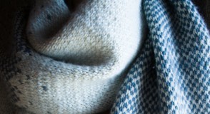 Шарф з жакардовим візерунком спицями В'язаний жакардо/zhinochij-pulover-z-korotkimi-rukavami-spicyami/вий шарф спицями - 1