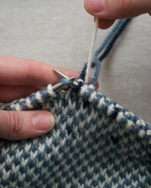 В'язаний жакардовий шарф спицями - 4