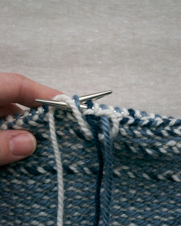 В'язаний жакардовий шарф спицями - 7