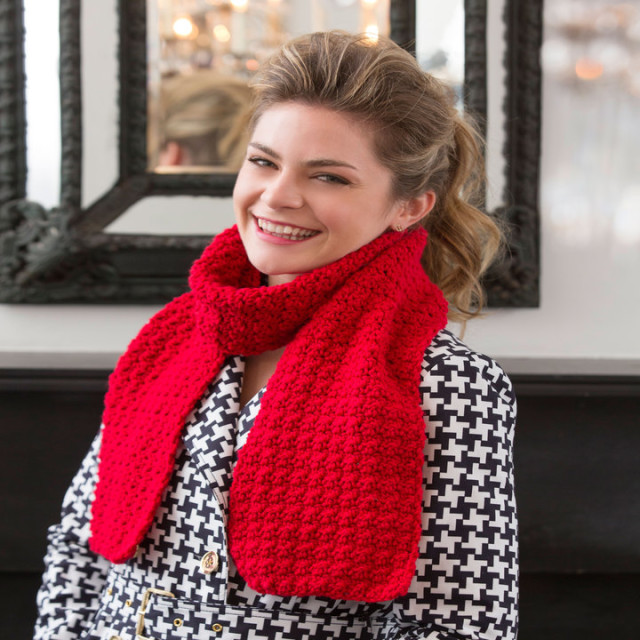 В'язаний червоний шарф гачком - 1