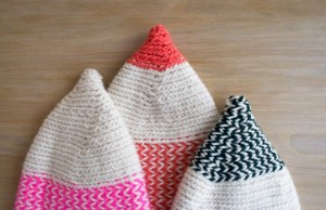 Оригінальна шапочка для дорослих спицями