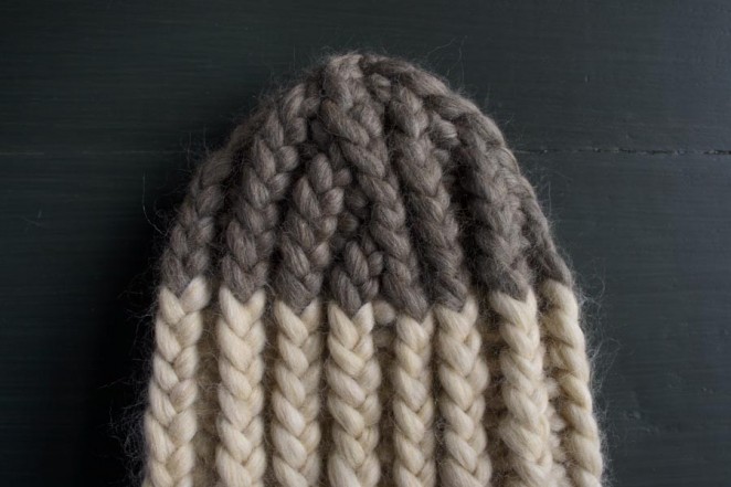 Шапка з товстої пряжі резинкою - 7