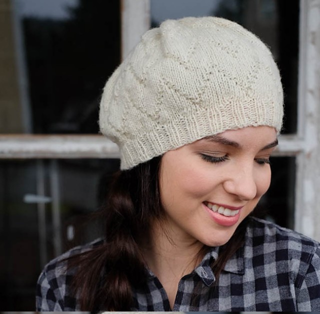 В'яза/vesnyanij-beret-z-relyefnim-vizerunkom/ий берет спицями - 1