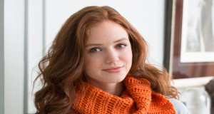 В'язаний маленький шарф ажурним візерунком