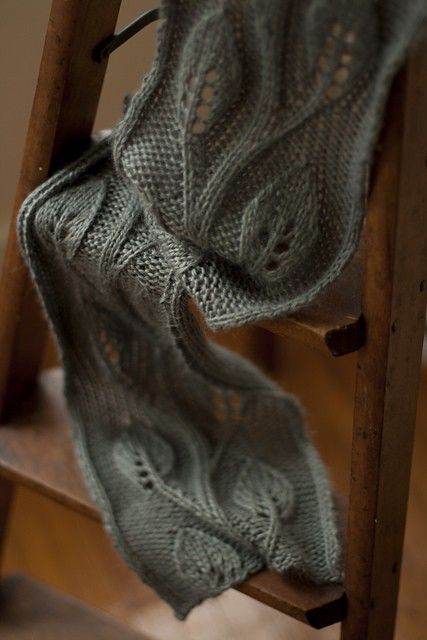 В'язаний шарф з ажурним візерунком - 4