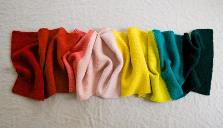 В'язаний широкий шарф у кілька кольорів - 4