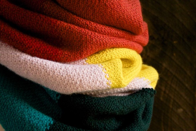 В'язаний широкий шарф у кілька кольорів - 6