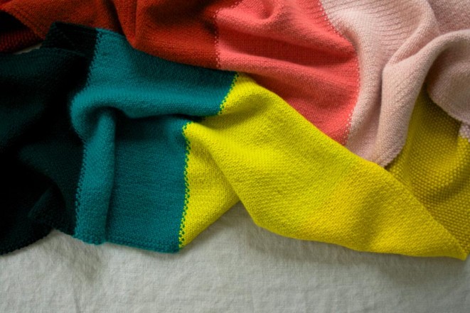 В'язаний широкий шарф у кілька кольорів - 7