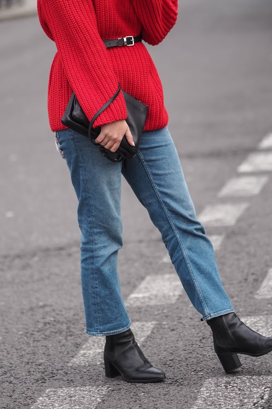 Червоний джемпер у вуличній моді - 5