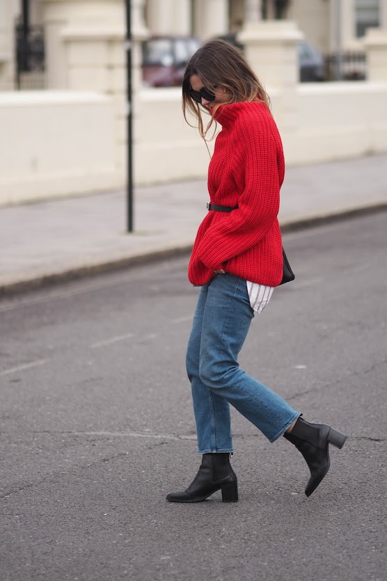 Червоний джемпер у вуличній моді - 6