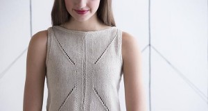 В'язана маєчка з ажурним візерунком