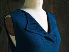 В’язаний елегатний топ на весну спицями В'язана безрукавка лицьовою гладдю та елементами візерунку Рис - 1