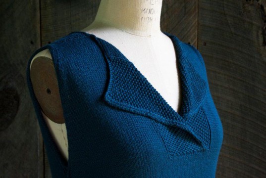 В'язана безрукавка лицьовою гладдю та елементами візерунку Рис - 1